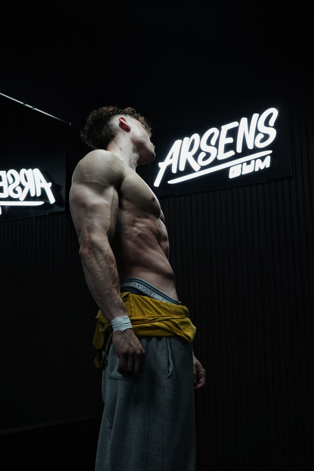 Aaron Smith side pose in the gym